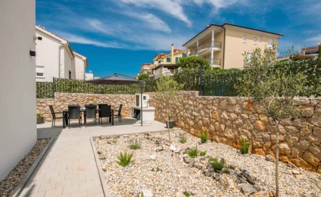 Apartments Solis Lacus Penthouse Njivice Esterno foto